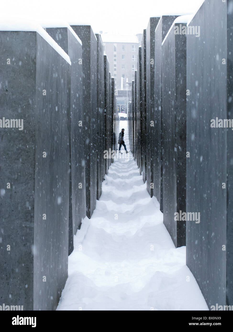 Vue sur le mémorial de l'Holocauste en hiver avec de la neige à Berlin, Allemagne Banque D'Images