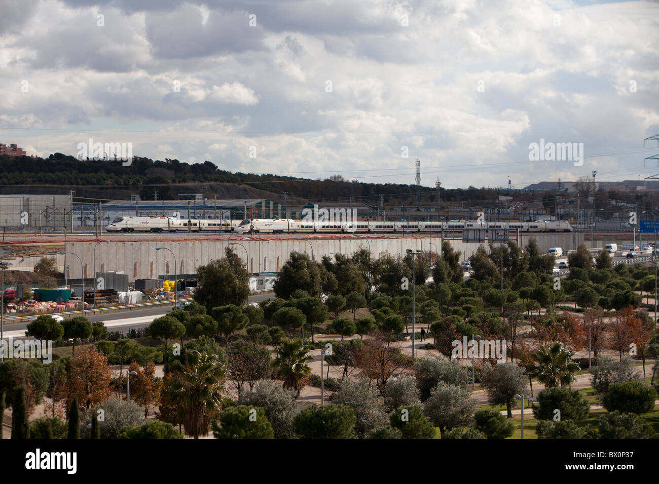 Rail de chemin de fer Train tren Ave Madrid sortie parc voyager transport fer à repasser Banque D'Images