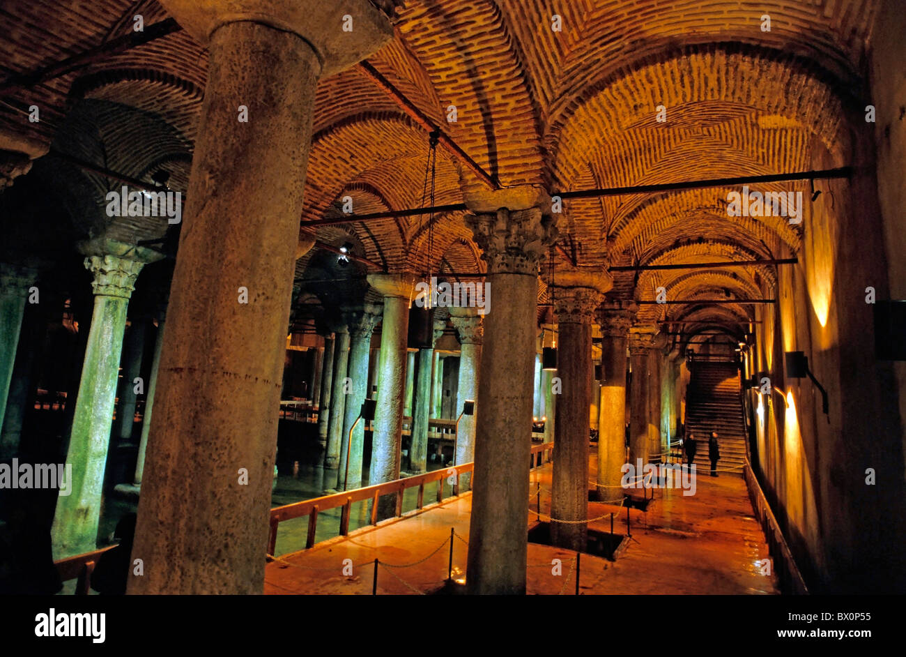 À l'intérieur de l'une des colonnes d'un grand nombre de citernes byzantines sous Istanbul, Turquie. Banque D'Images