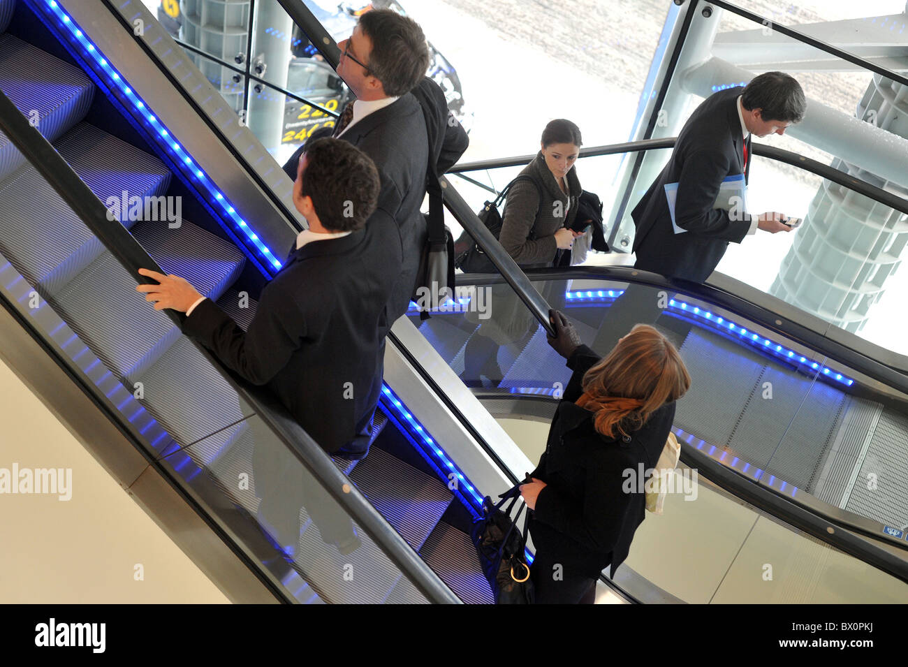 Les délégués à la conférence sur les escaliers mécaniques du centre de conférences internationales Edimbourg en Ecosse Banque D'Images