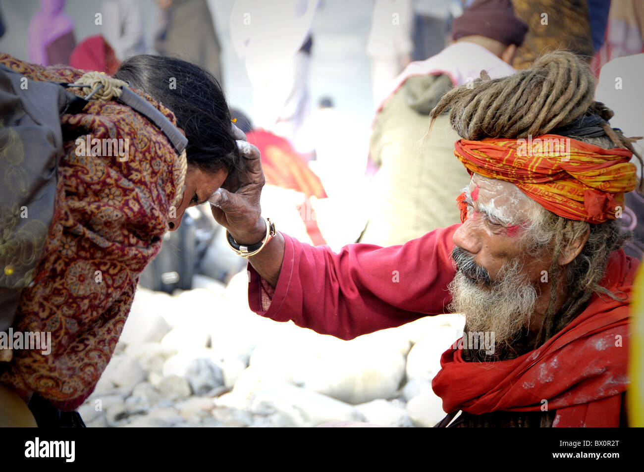 Donner la bénédiction à sadhu un pèlerin Banque D'Images