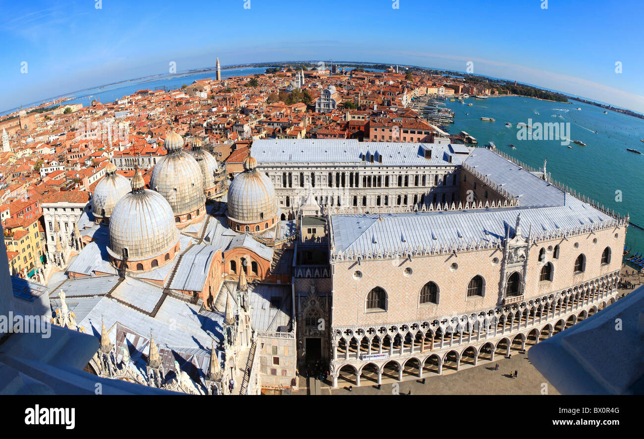 Une vue de Venise fisheye, Italie, à l'est sur San Marco (Place Saint Marc) cathédrale, en plein cœur de la ville ancienne. Banque D'Images