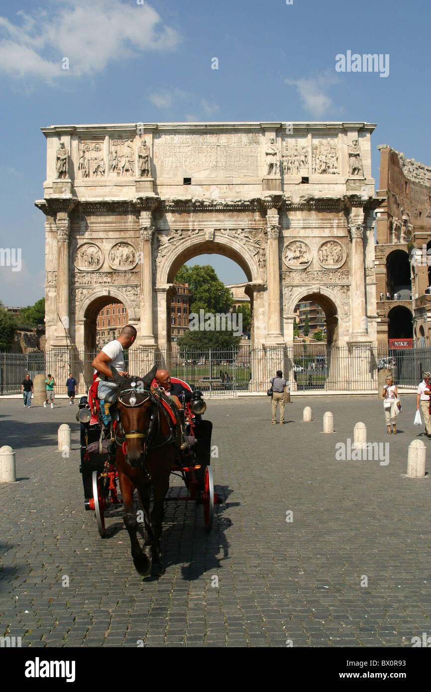 Horse-panier en face de l'Arc de Constantin à Rome, Roma, Italie Banque D'Images