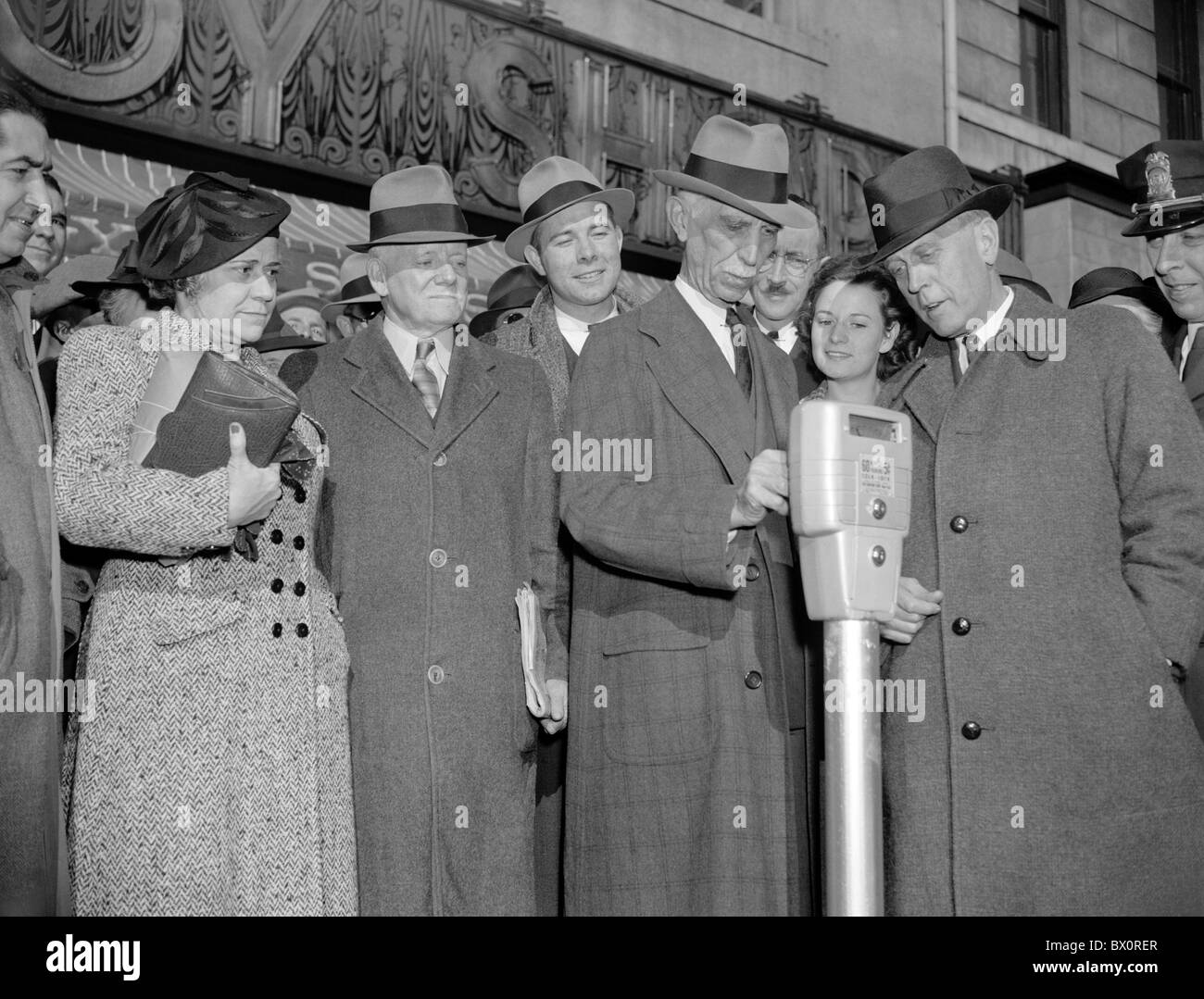 Vintage photo prise en 1938 d'une foule regardant la première nickel est inséré dans de nouveaux horodateurs à Washington DC. Banque D'Images