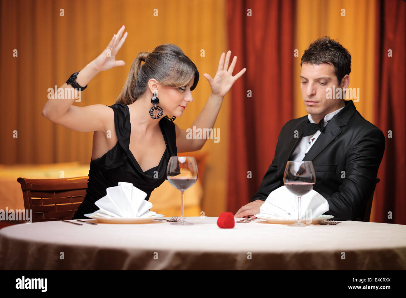 Young couple having an argument dans un restaurant Banque D'Images