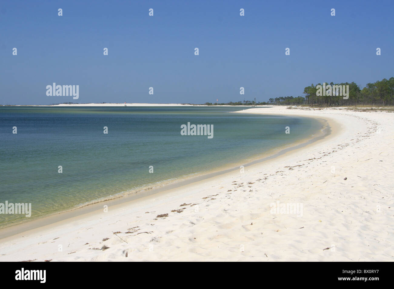 Sucre de sable blanc et de l'eau aqua sur NAS Pensacola Navy blue sky de base Banque D'Images