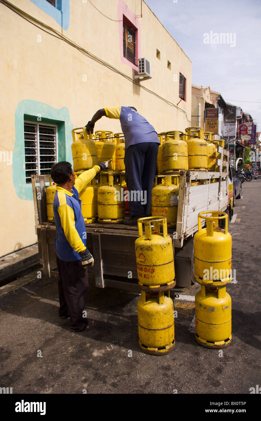 Les travailleurs sont le vérin à gaz de camion, une scène en Malaisie, de l'Asie. Banque D'Images