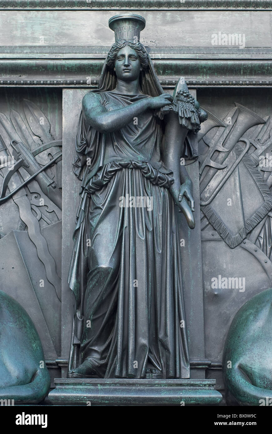 Figure sur le monument de Maximilien Joseph au Théâtre National de Munich Banque D'Images