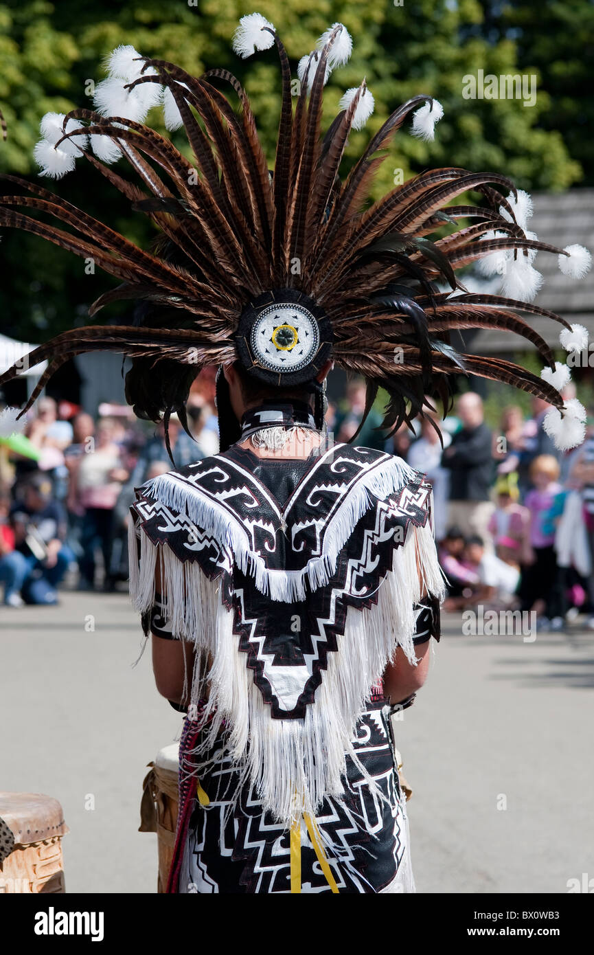 Coiffe de danseuse indienne Aztèque se préparer à faire une cérémonie de danse indienne au Evergreen State Fair Banque D'Images