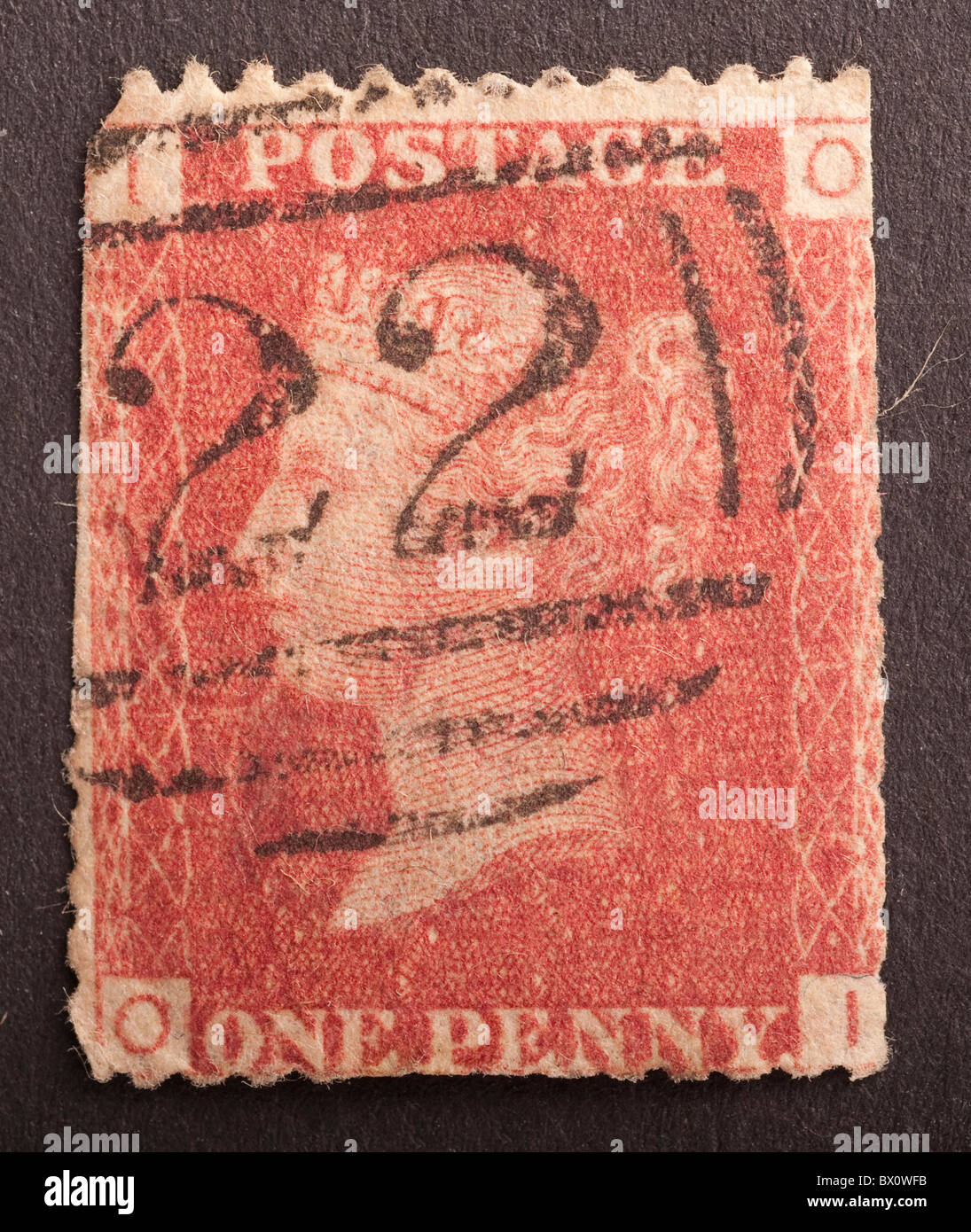 Timbre-poste britannique, Penny Coin rouge, lettres I, O Banque D'Images