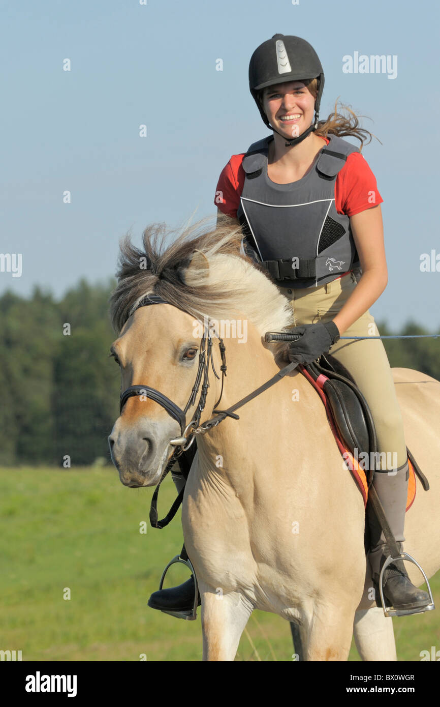 Jeune portant un corps protecteur sur dos d'un cheval norvégien Banque D'Images