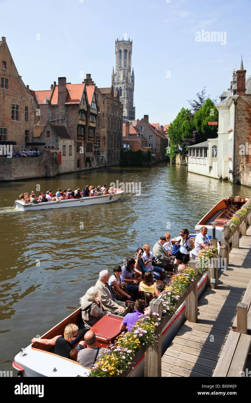 Rosaire quay avec les touristes sur les bateaux de croisière avec datant du Clocher au-delà. Rozenhoedkaai, Bruges, Flandre orientale, Belgique Banque D'Images
