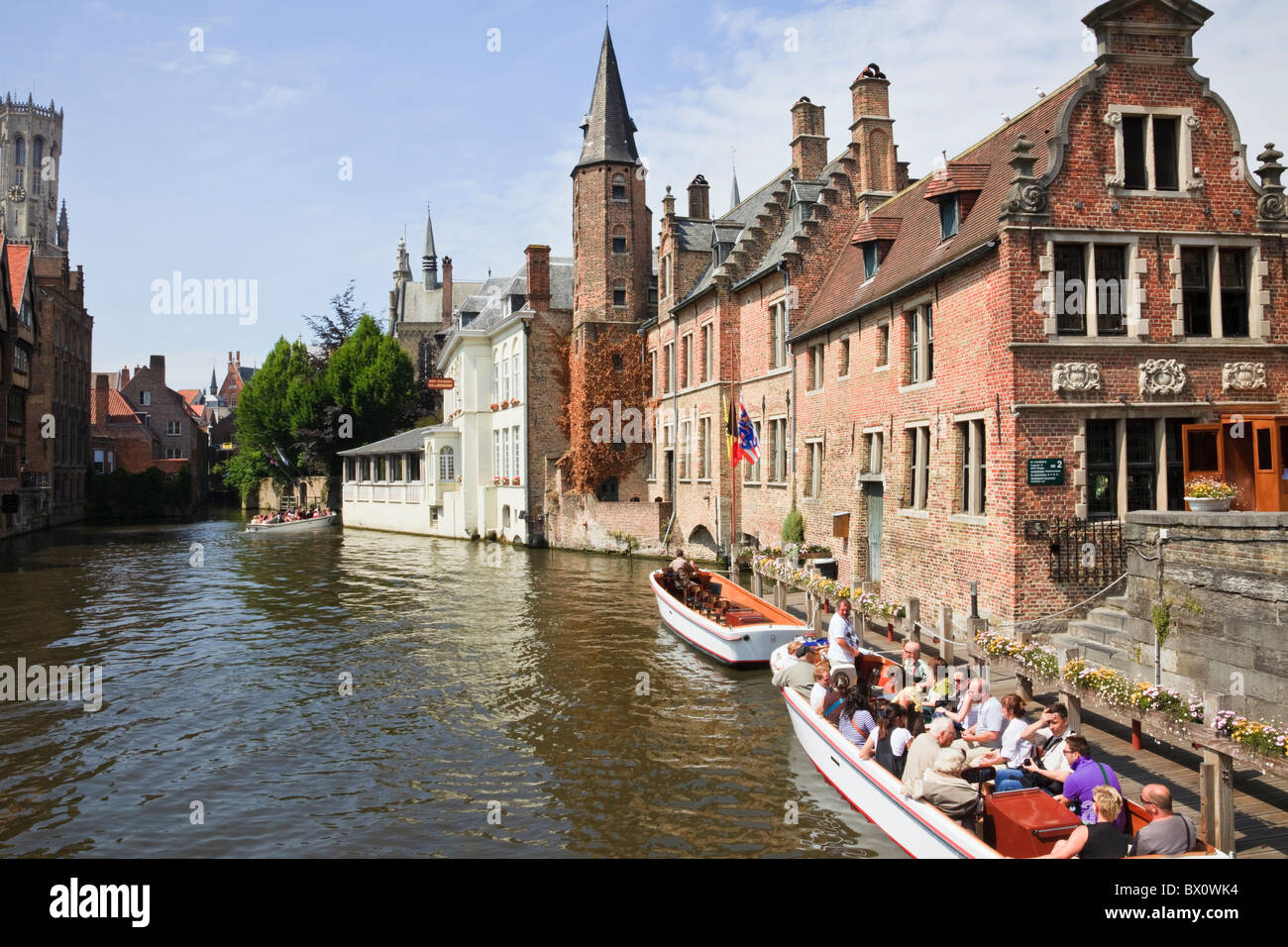 Rosaire quay avec les touristes à bord de bateaux de croisière datant du dans le centre-ville historique. Rozenhoedkaai, Bruges, Flandre orientale, Belgique. Banque D'Images