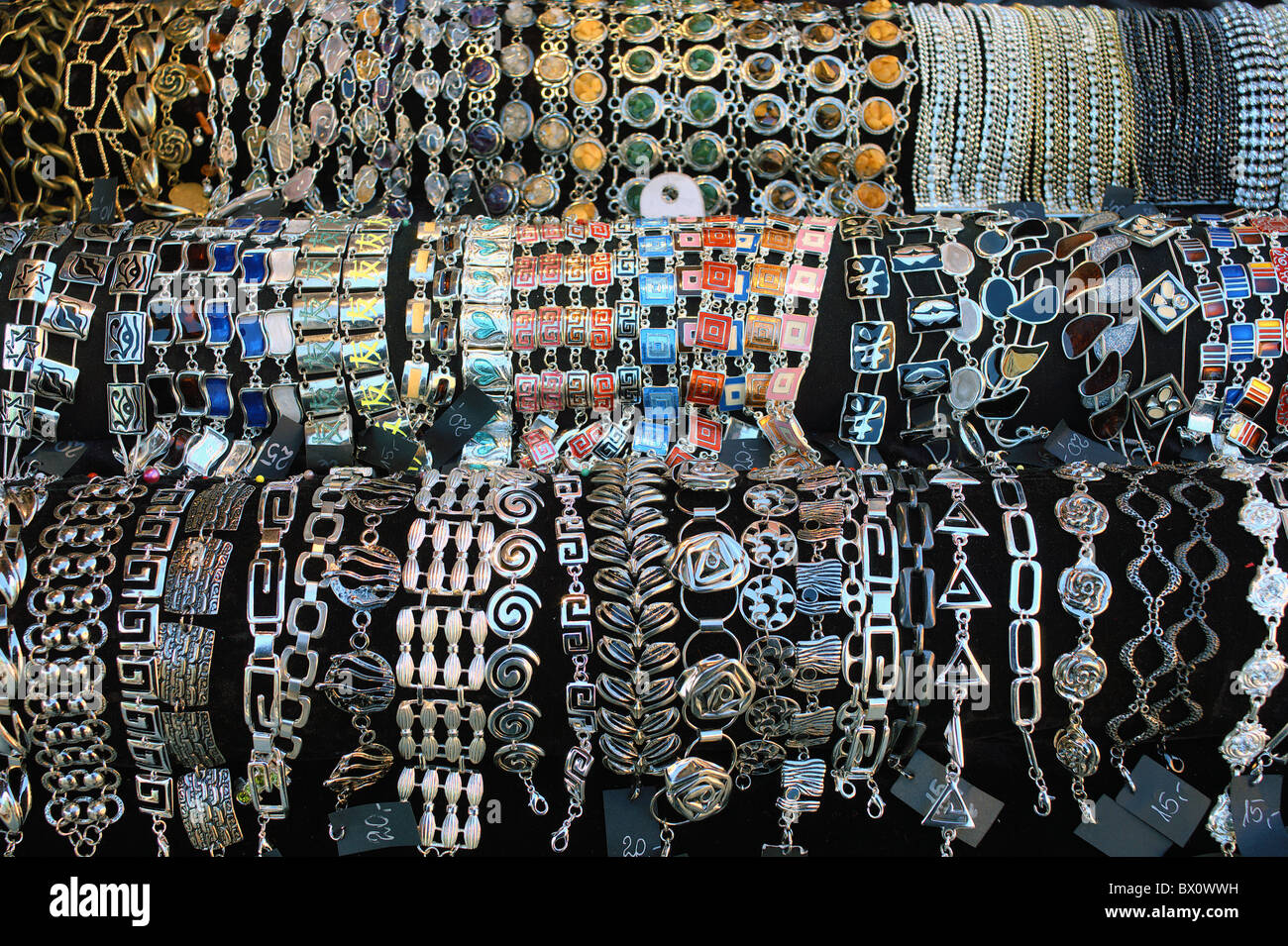 Bijoux bangles bracelets en argent Banque D'Images