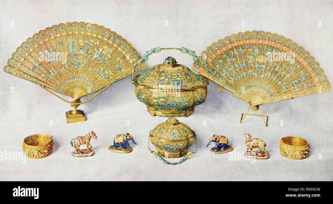 Une paire de bracelets d'Abyssinie, quatre animaux de Jaipur indien, émail et divers objets chinois Banque D'Images