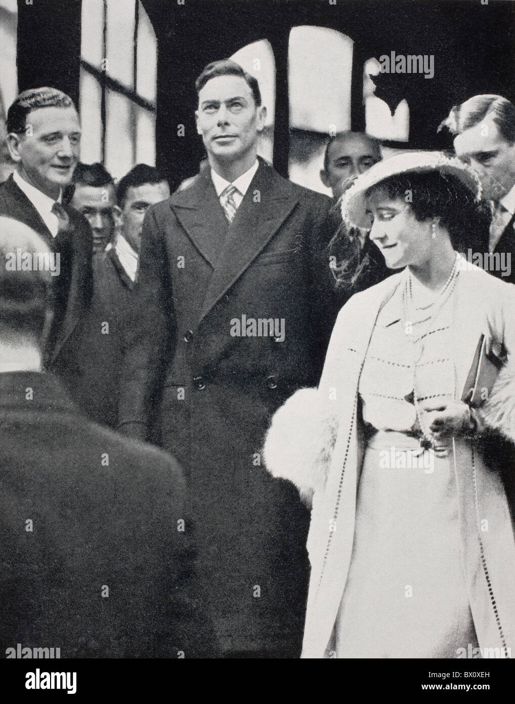 Le roi George VI et La Reine Elizabeth de quitter l'abbaye de Westminster après leur couronnement répétition en 1937. Banque D'Images