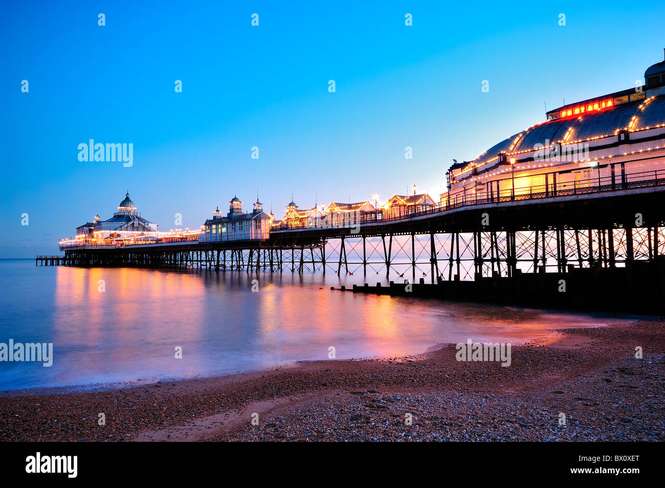 Eastbourne pier, nuit, soir,crépuscule,eau,mer,la mer,plage,côtes,architecture,victorien,edwardian Banque D'Images