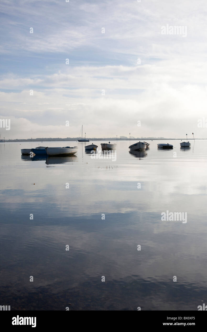 Marée haute hiver sur Chichester Harbour à Romsey, Hampshire, Royaume-Uni Banque D'Images