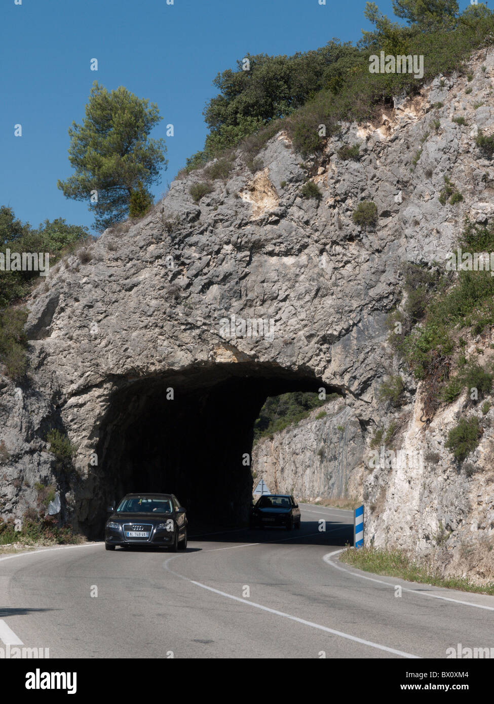 Un tunnel routier à travers le visage de roche à Caromb, Vaucluse, France Banque D'Images