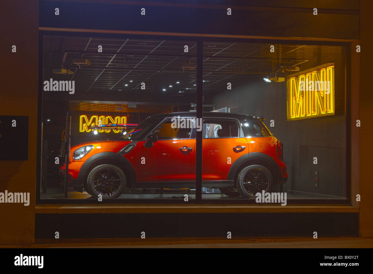 BMW Mini showroom, Paris, France Banque D'Images