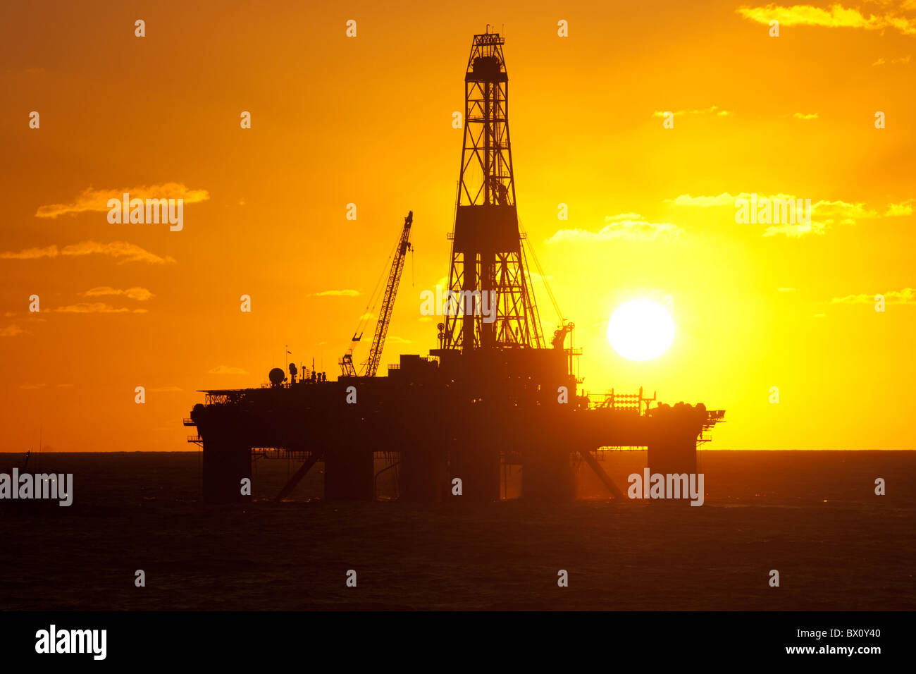 Plateforme de forage offshore silhouette au coucher du soleil. La côte du Brésil. Banque D'Images