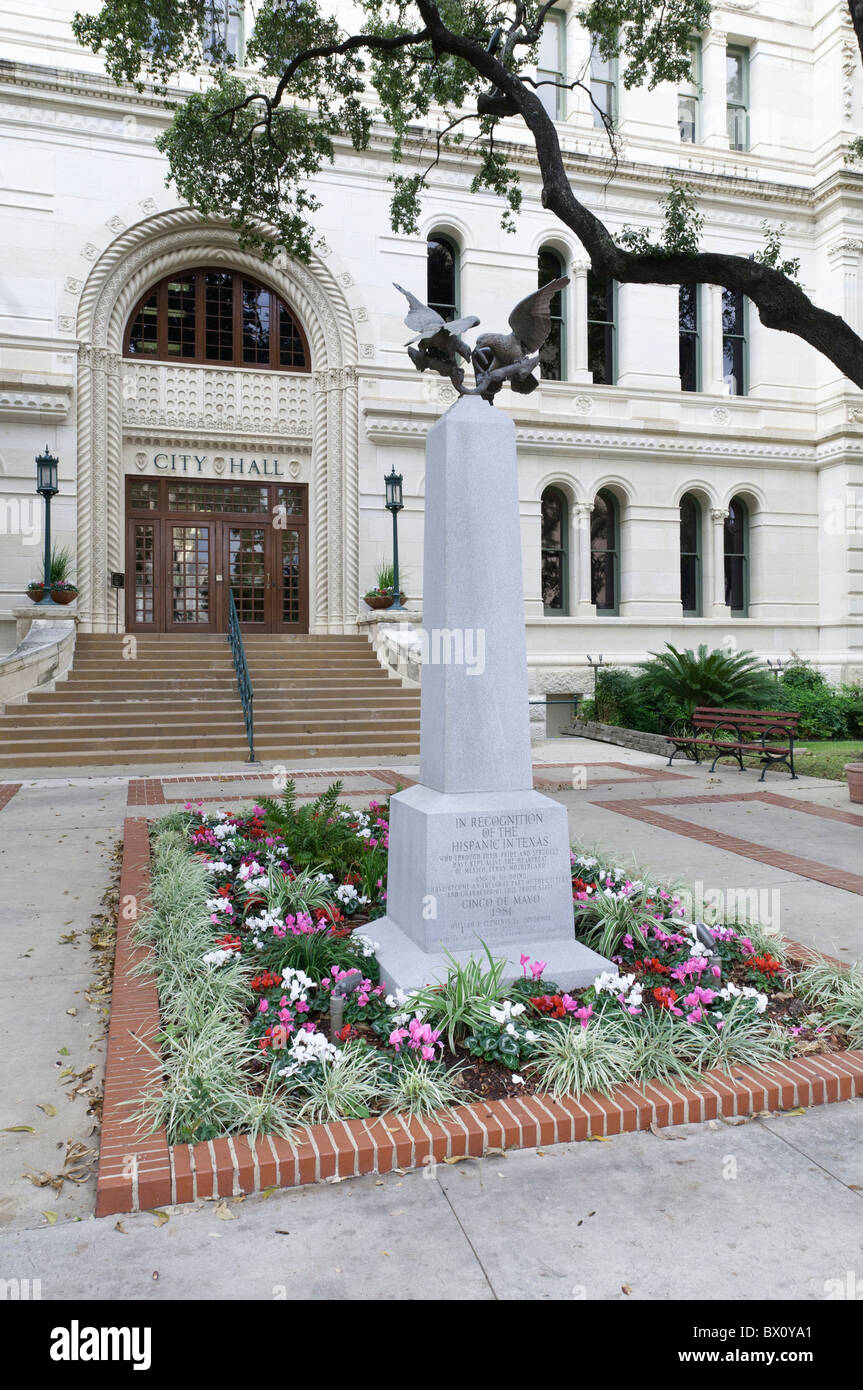 Mémorial aux personnes d'origine hispanique au Texas à l'extérieur de l'Hôtel de Ville, la Plaza de Armas, San Antonio Banque D'Images