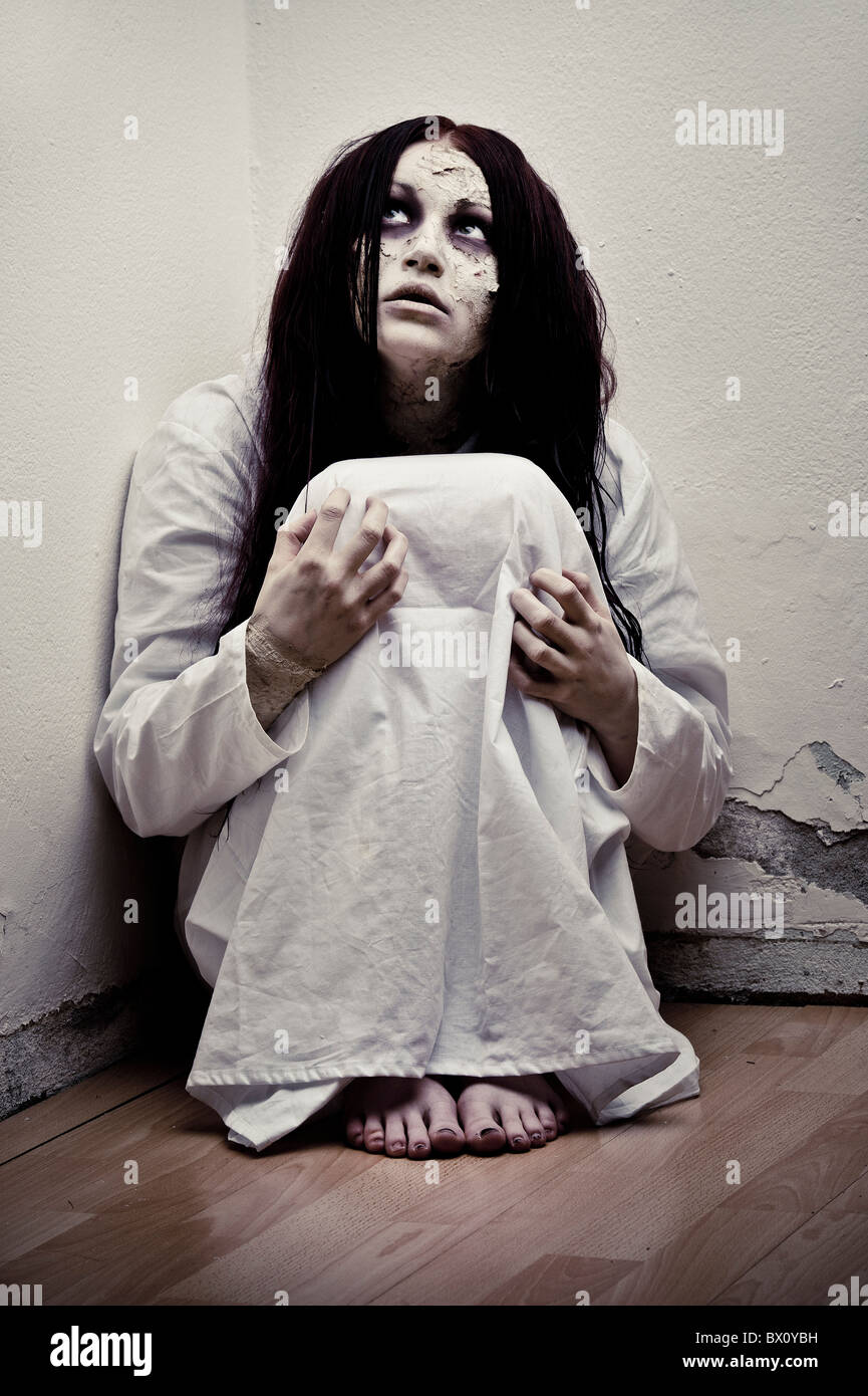 Un fantôme effrayant girl wearing a white nuisette Banque D'Images