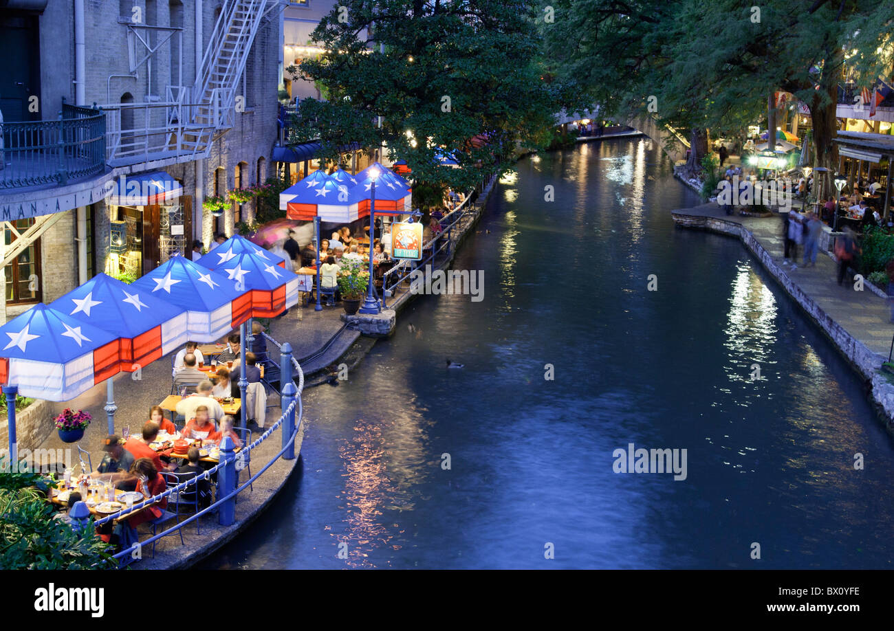 Restaurants sur le Riverwalk de San Antonio et de la rivière San Antonio, Texas Banque D'Images