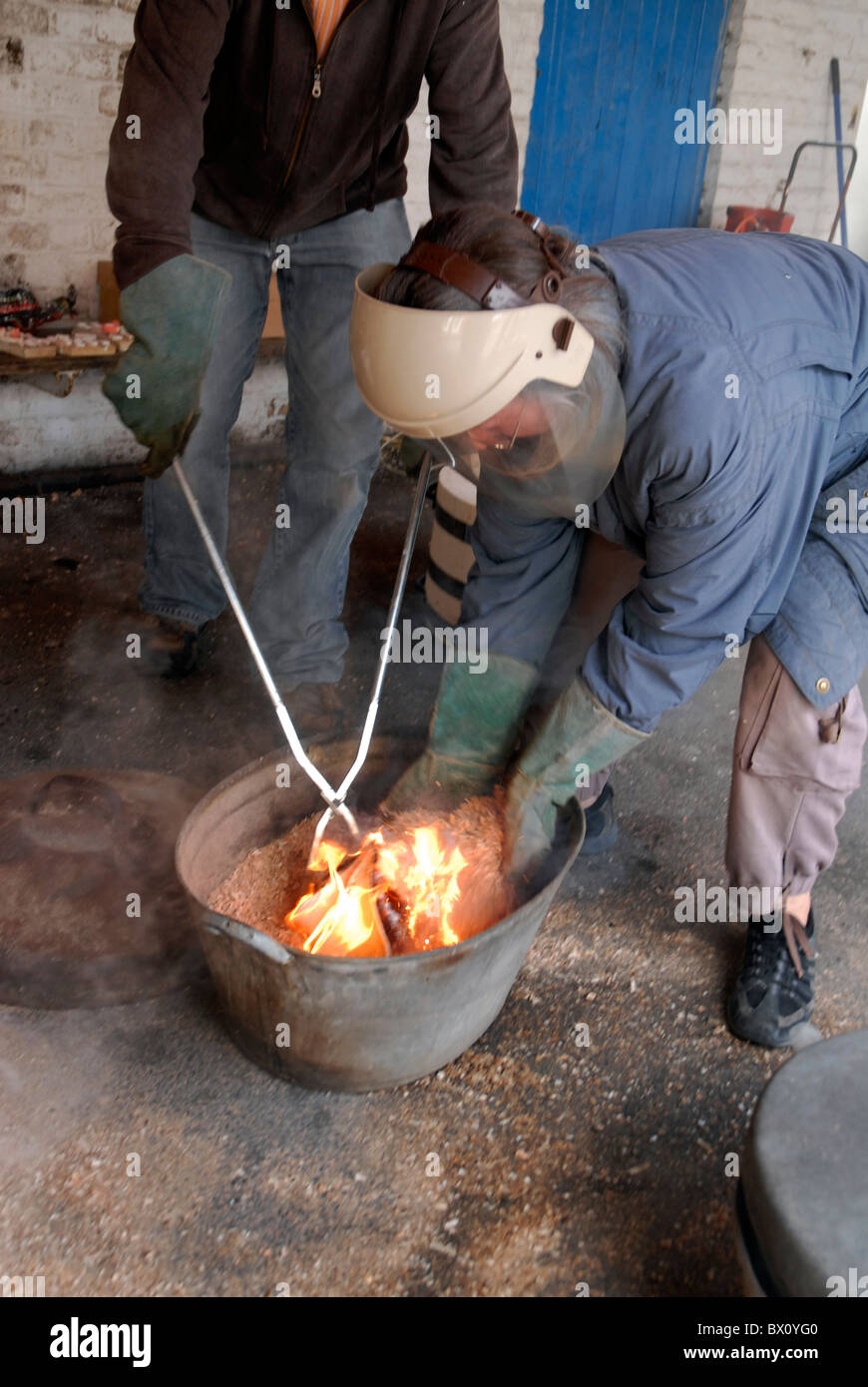 La poterie raku à l'aide d'un tir traditionnel de poterie réservé Banque D'Images