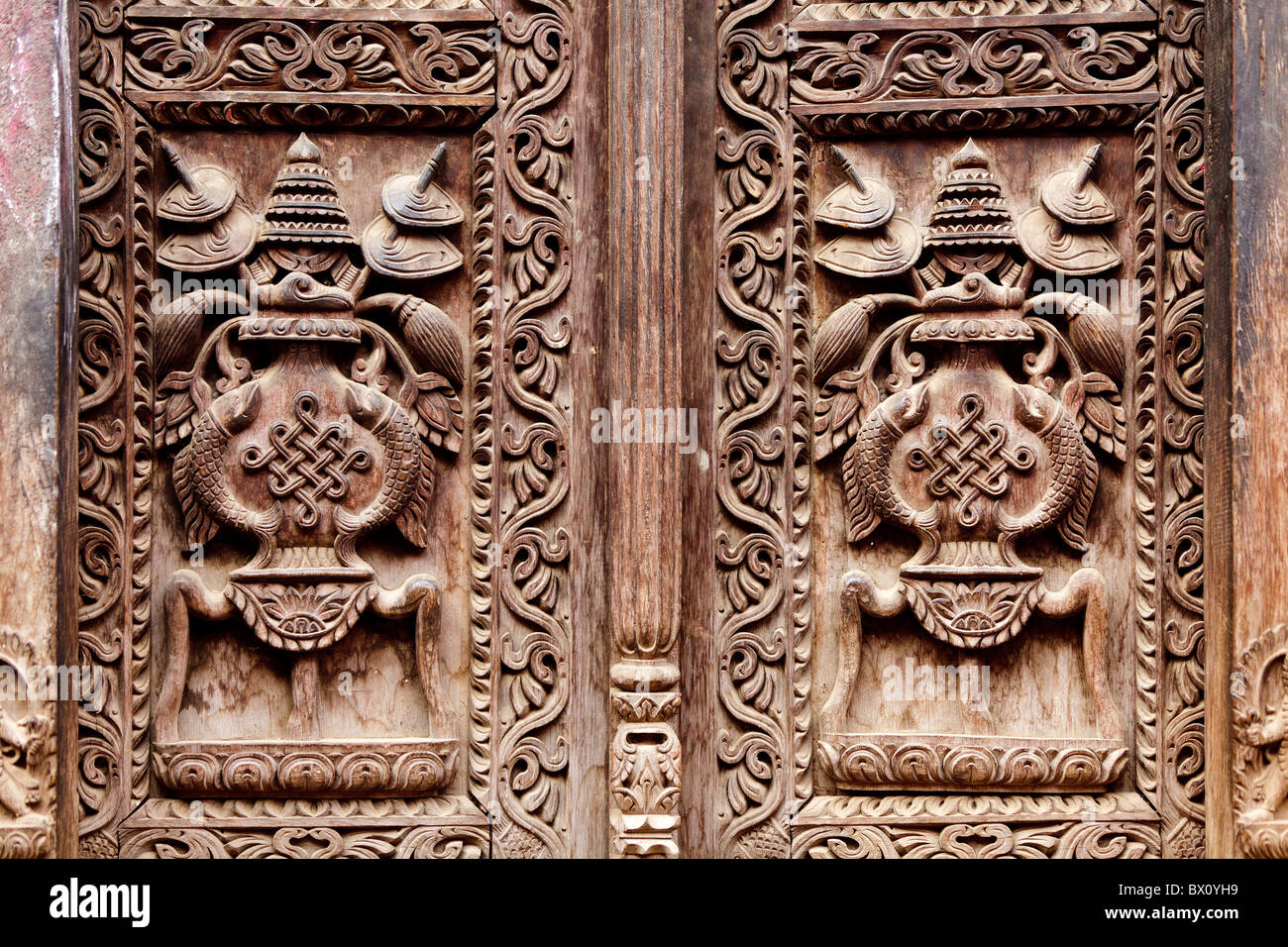 Temple hindou détail porte en bois sculpté, Bhaktapur, Népal Banque D'Images