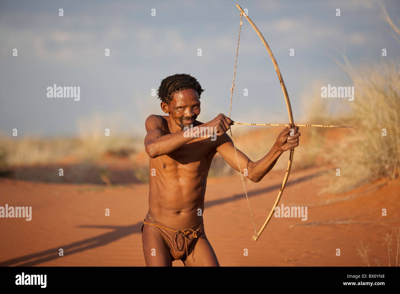 San Bushman sur les dunes du Kalahari. Banque D'Images