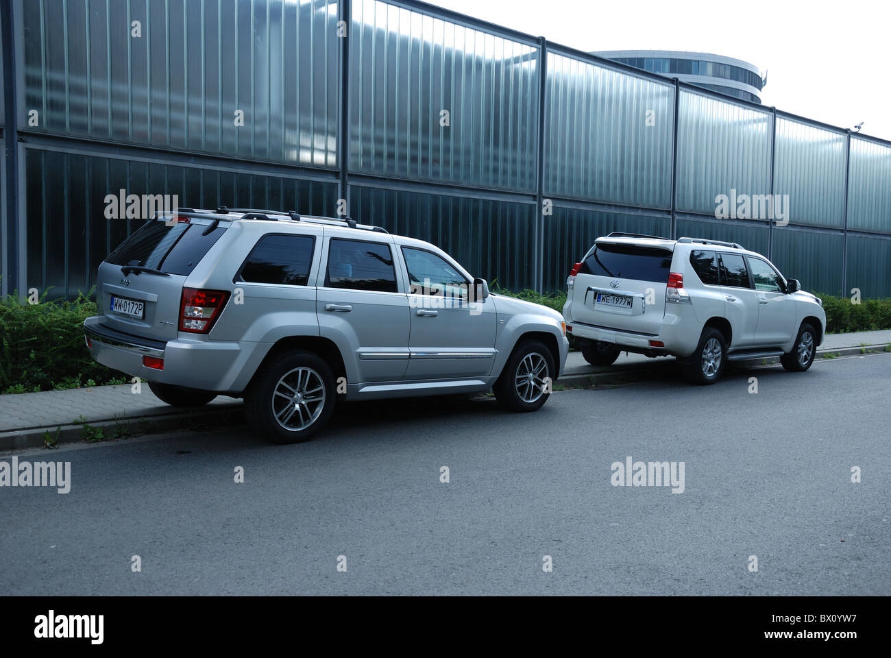 Deux vus : 1999 Jeep Grand Cherokee 3.0 CRD V6 et Toyota Land Cruiser 3.0 D-4D V6 - city road Banque D'Images