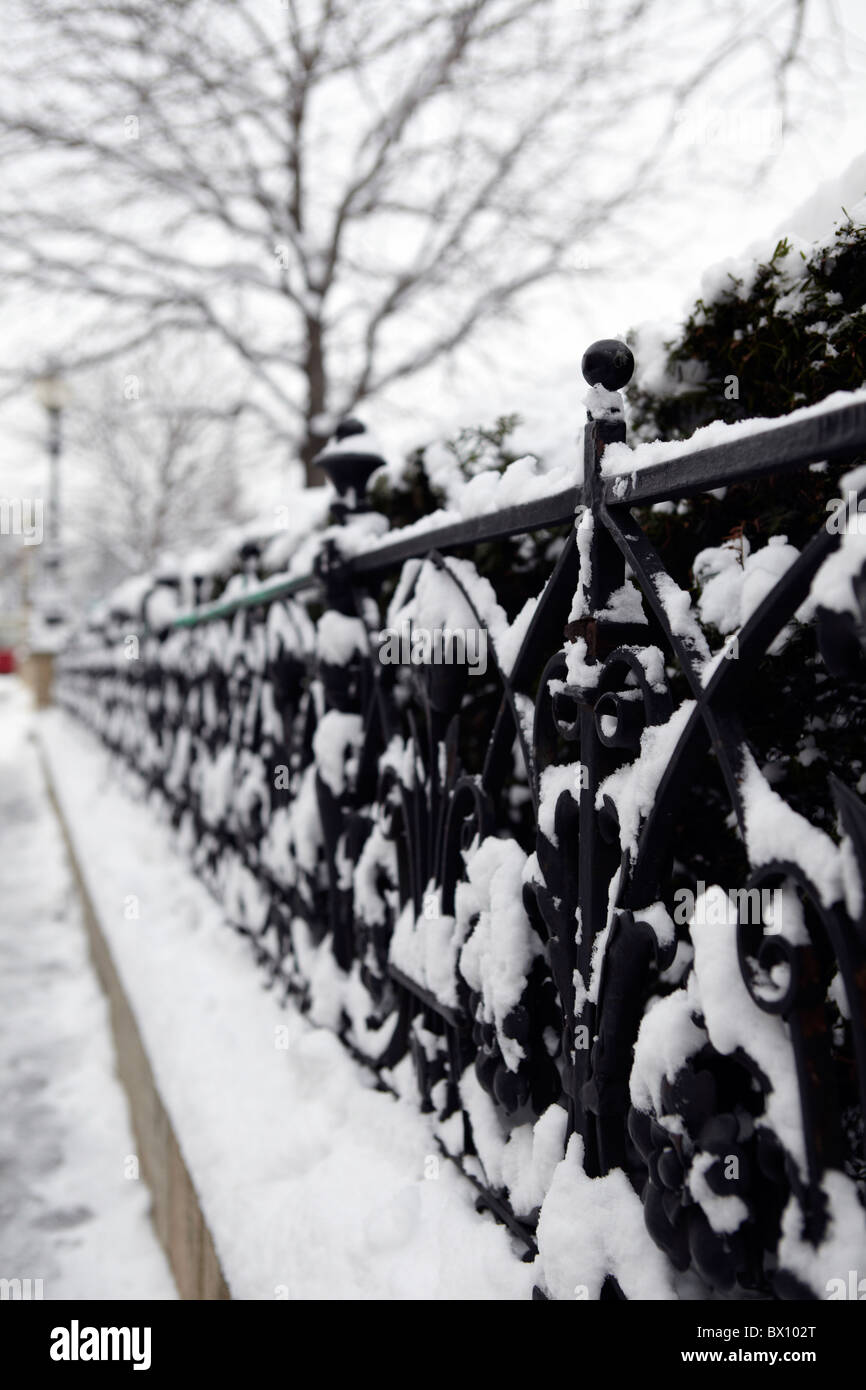 Clôture de fer noir avec de la neige, Vienne, Autriche Banque D'Images