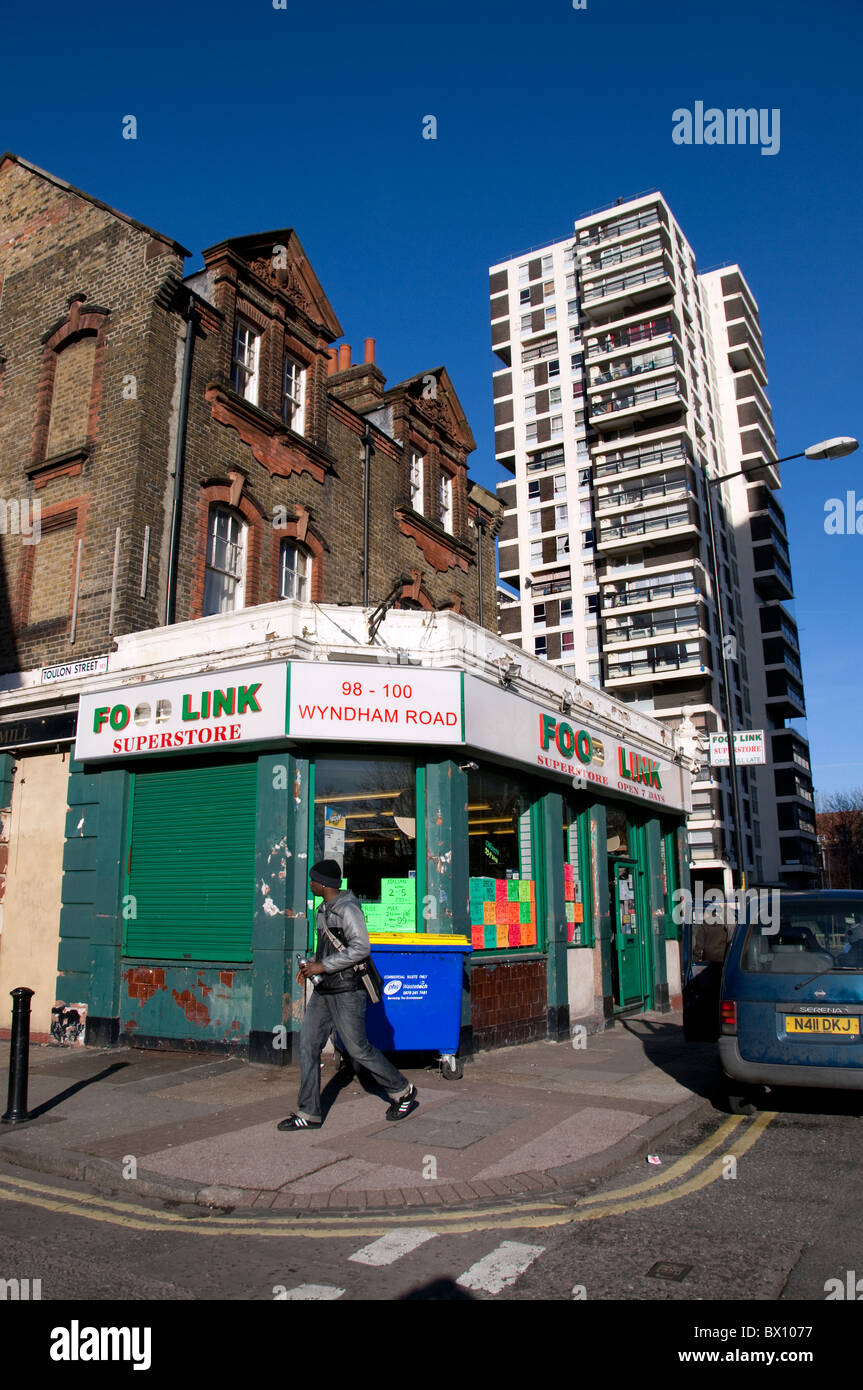 Des tours d'appartements conseil derrière bâtiments traditionnels dans le sud de Londres Banque D'Images