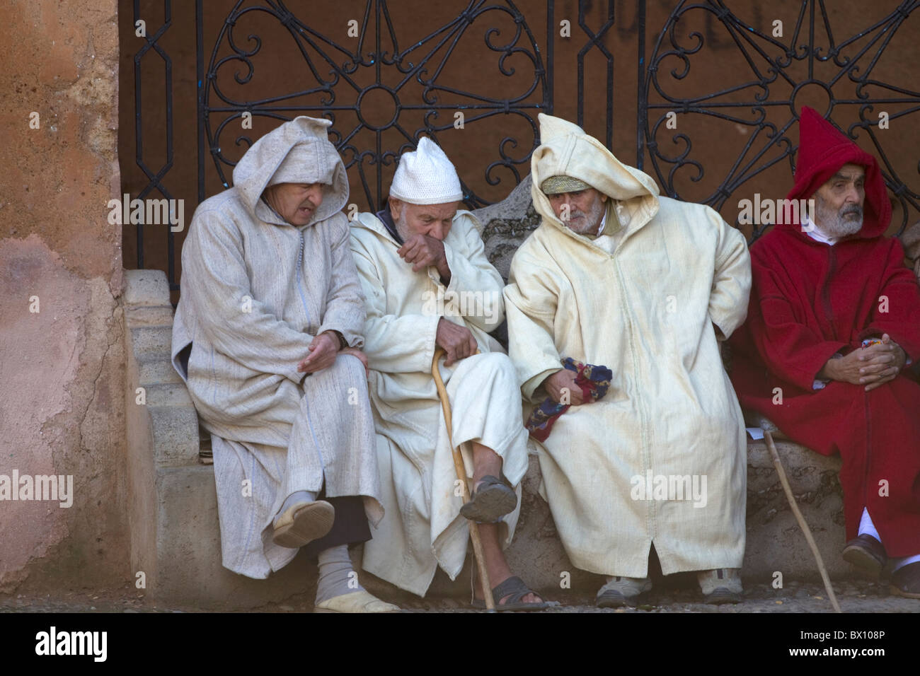 Tôt le matin, discussion entre les hommes,Marocaine Chefchaouen Banque D'Images