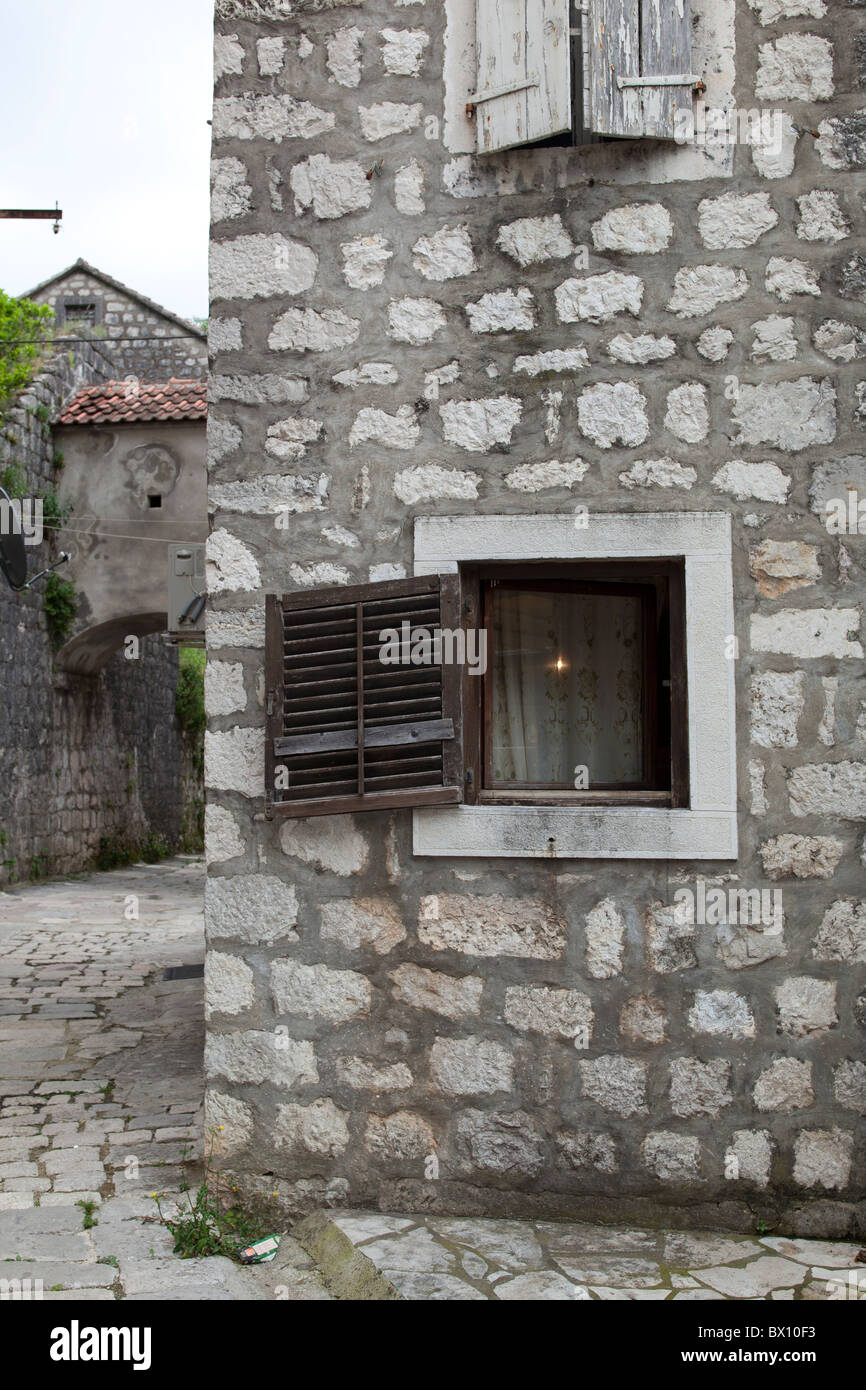 Coin de maison en pierre avec fenêtre ouverte à Perast, Monténégro Banque D'Images