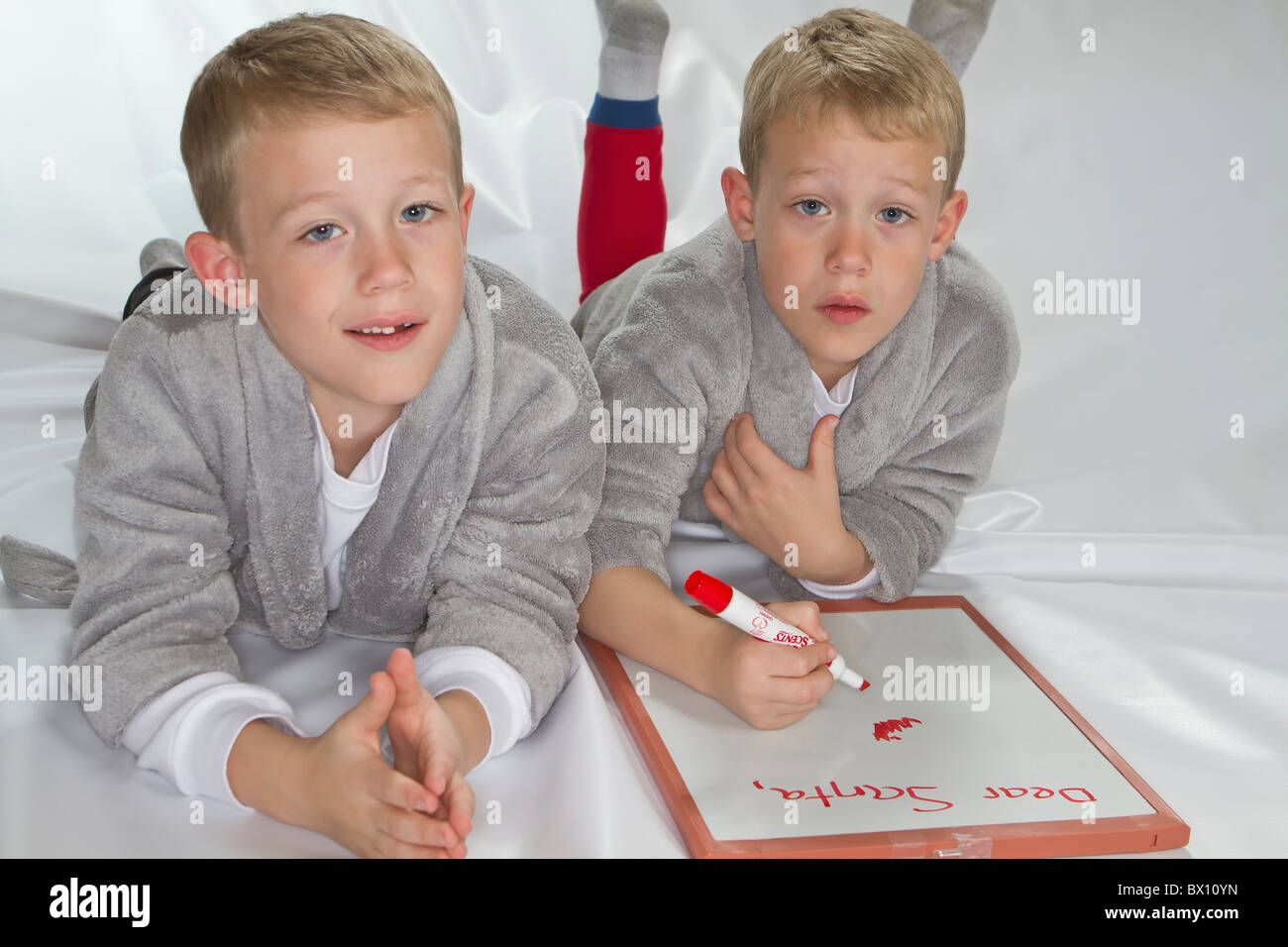 6 ans de jumeaux identiques écrit lettre au Père Banque D'Images