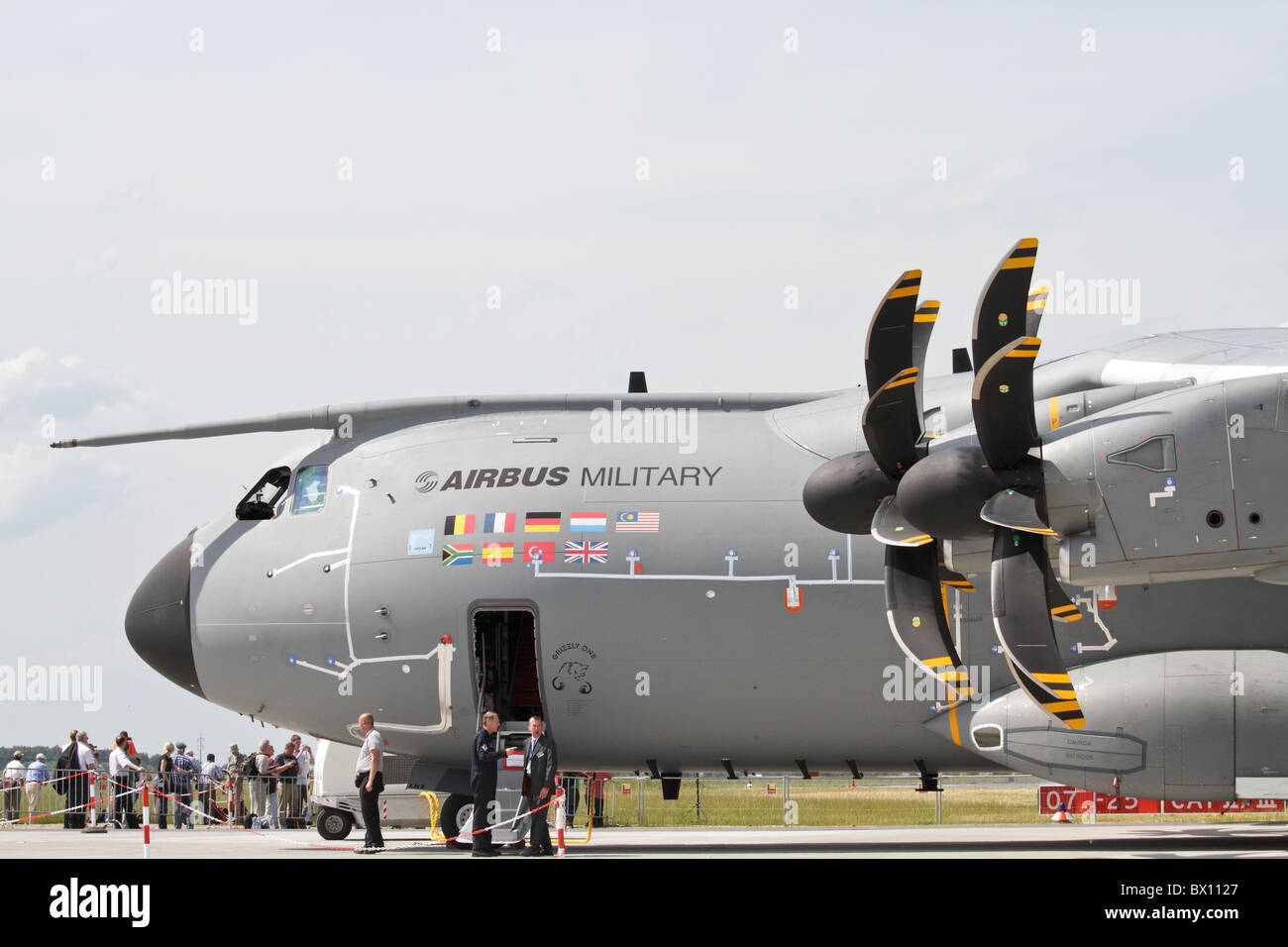 Airbus A400M transporteur militaire avion sur la piste au cours d'aéronautique à Berlin/Allemagne. Banque D'Images