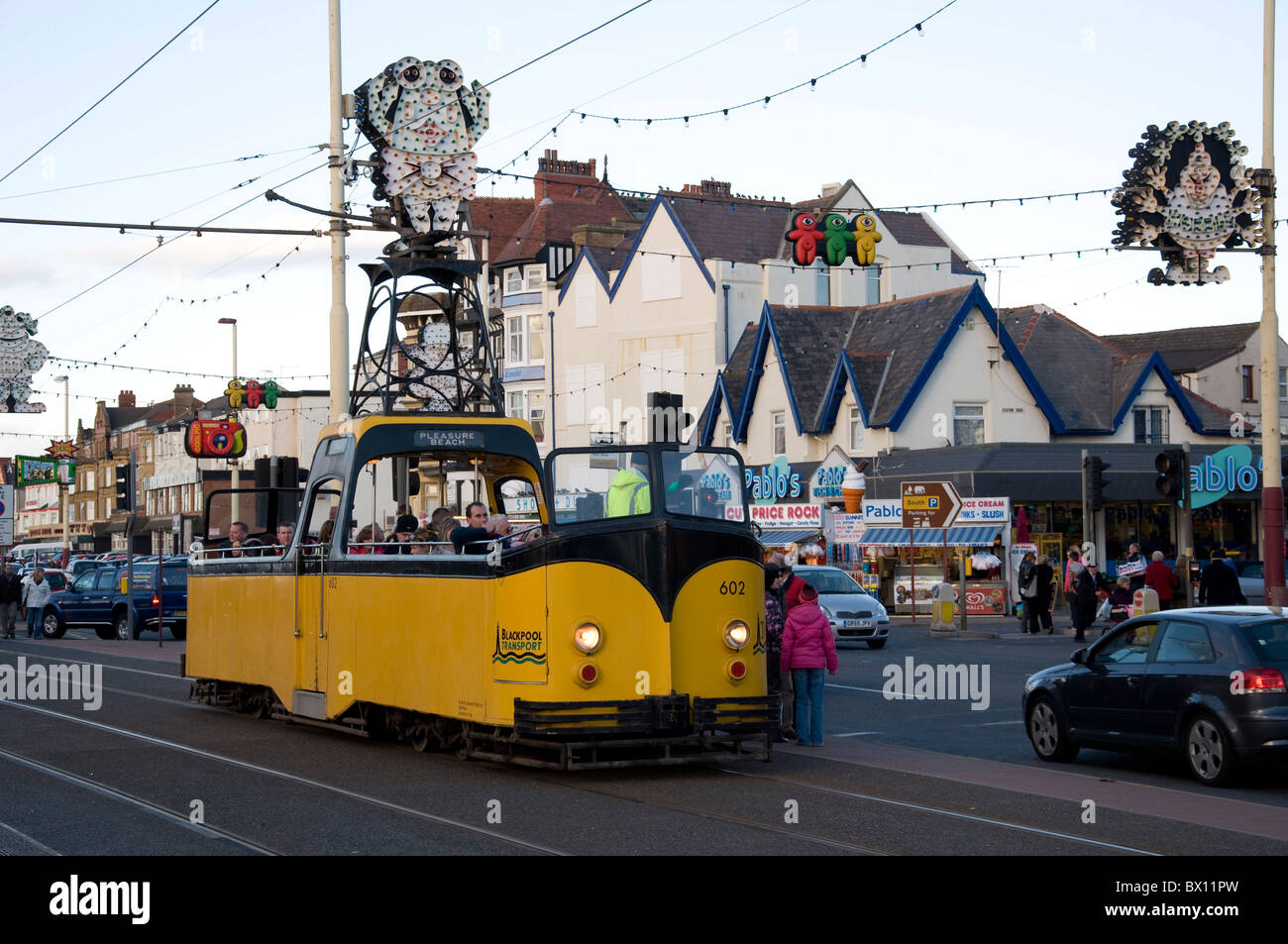 Le tramway sur le Golden Mile (front de mer) à Blackpool, Angleterre. Banque D'Images