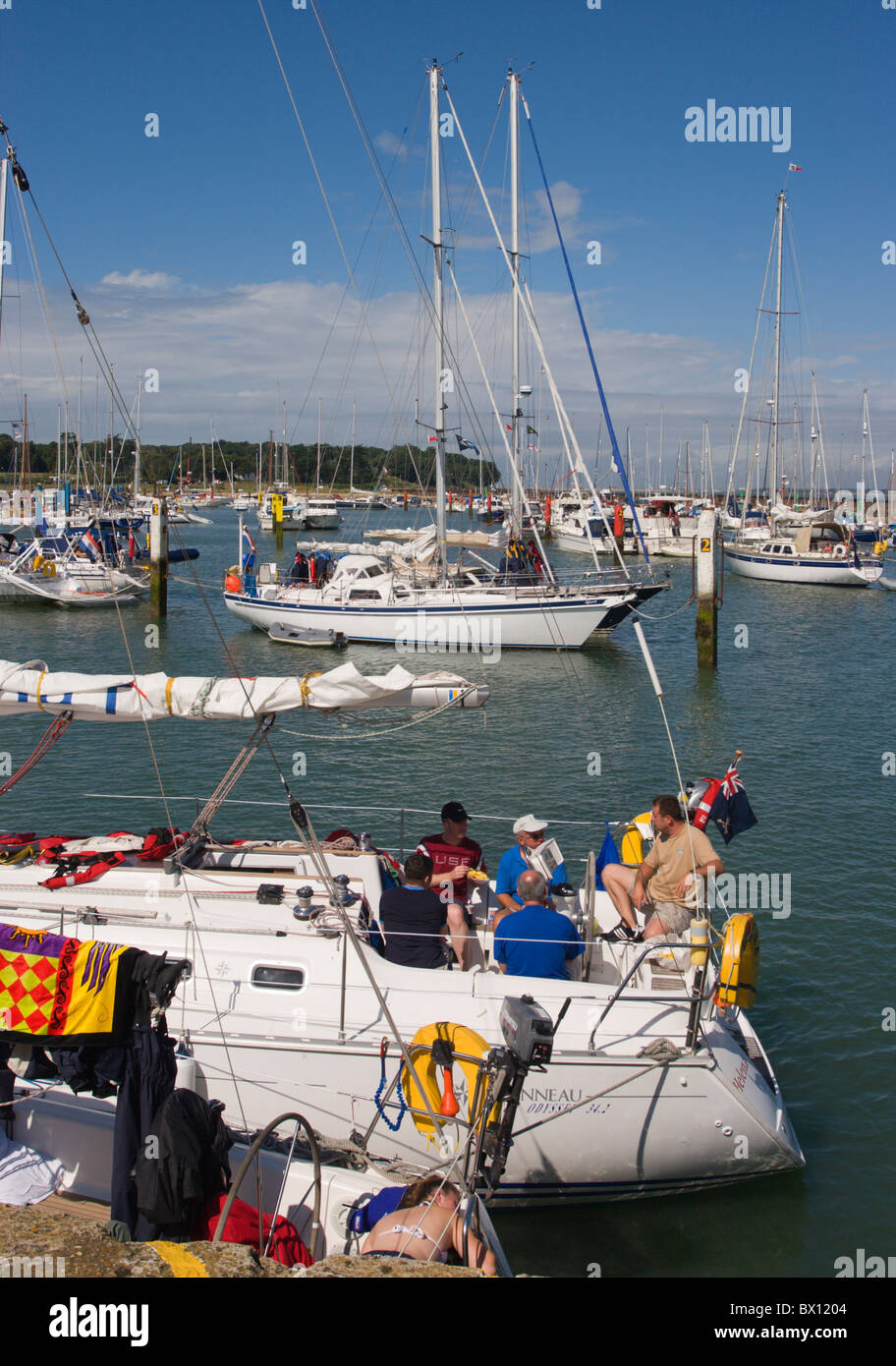 Voiliers boots se détendre au soleil port de plaisance le port de Yarmouth port mer Ile de Wight Angleterre Banque D'Images