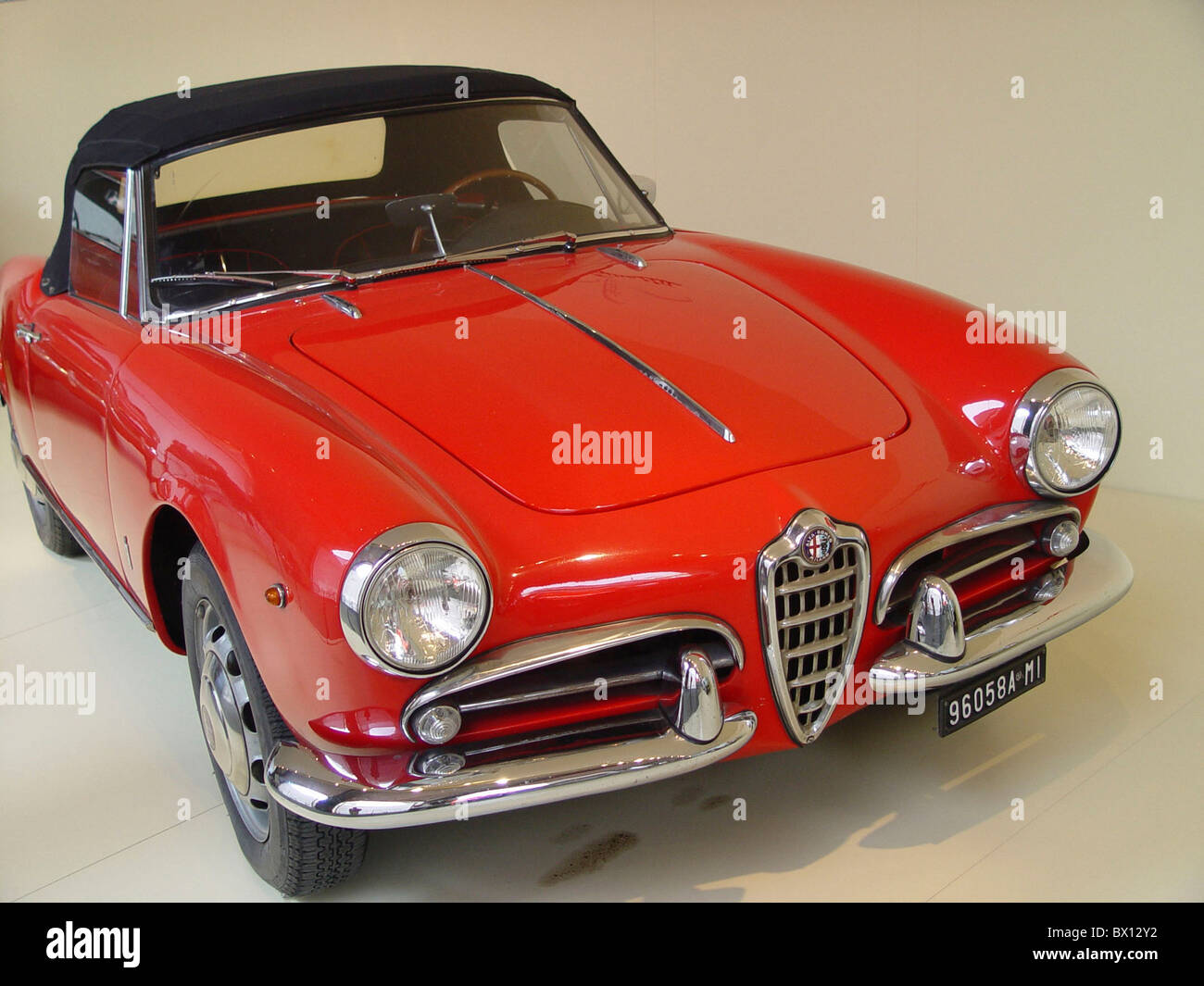 50e 60e Alfa Romeo Giulietta cabriolet voiture automobile old timer rouge voiture Banque D'Images