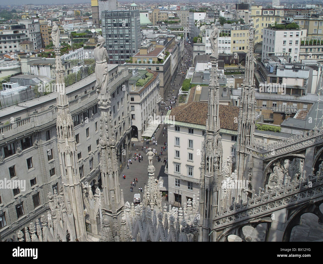 La cathédrale Duomo détail architecture ville Europe Italie Milan ville toits aperçu Banque D'Images