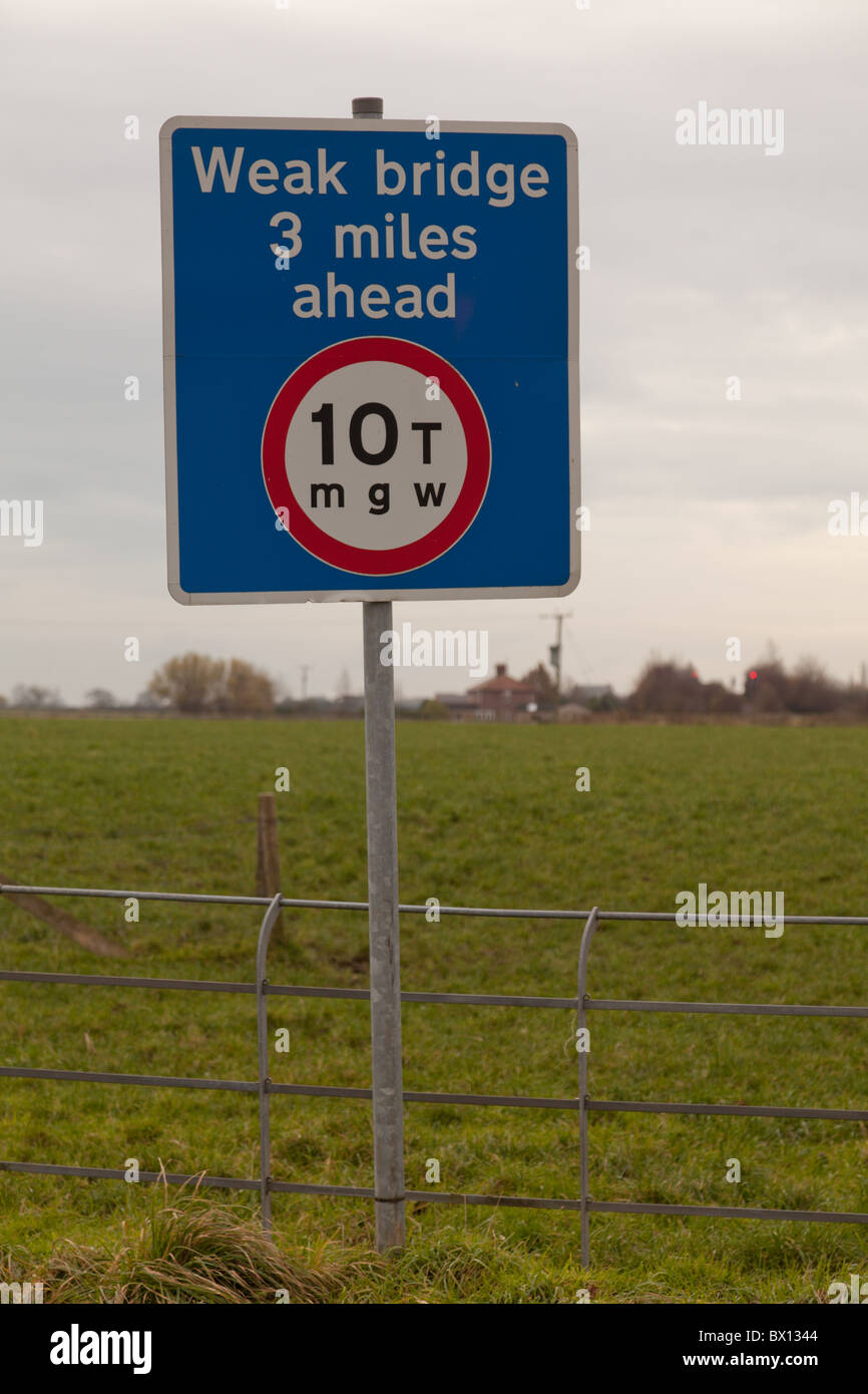 Uk road sign, faible pont 10T. Banque D'Images