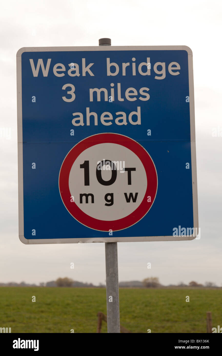 Uk road sign, faible pont 10T. Banque D'Images