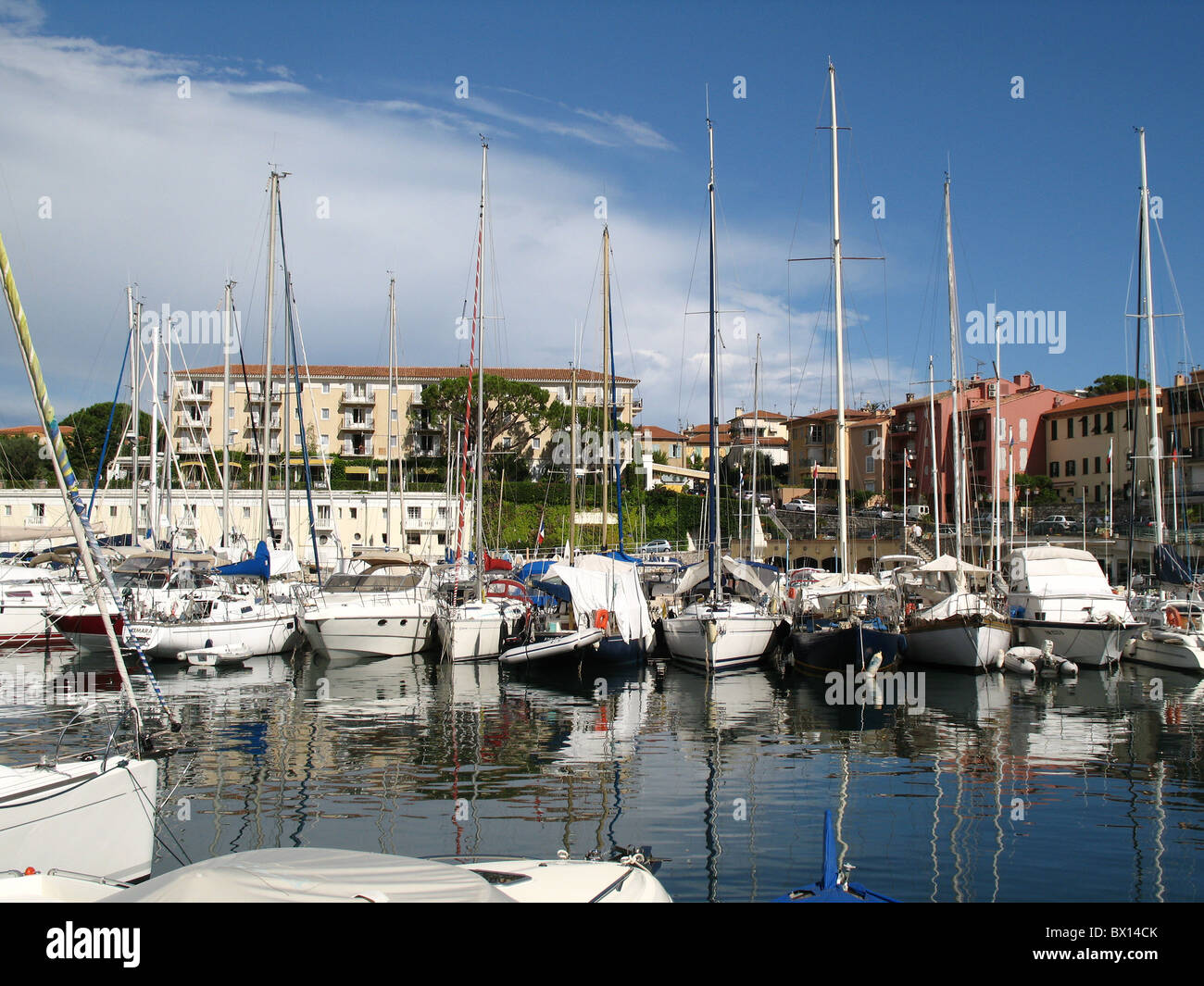 Saint Jean Cap Ferrat, le port avec en arrière-plan Photo Stock - Alamy
