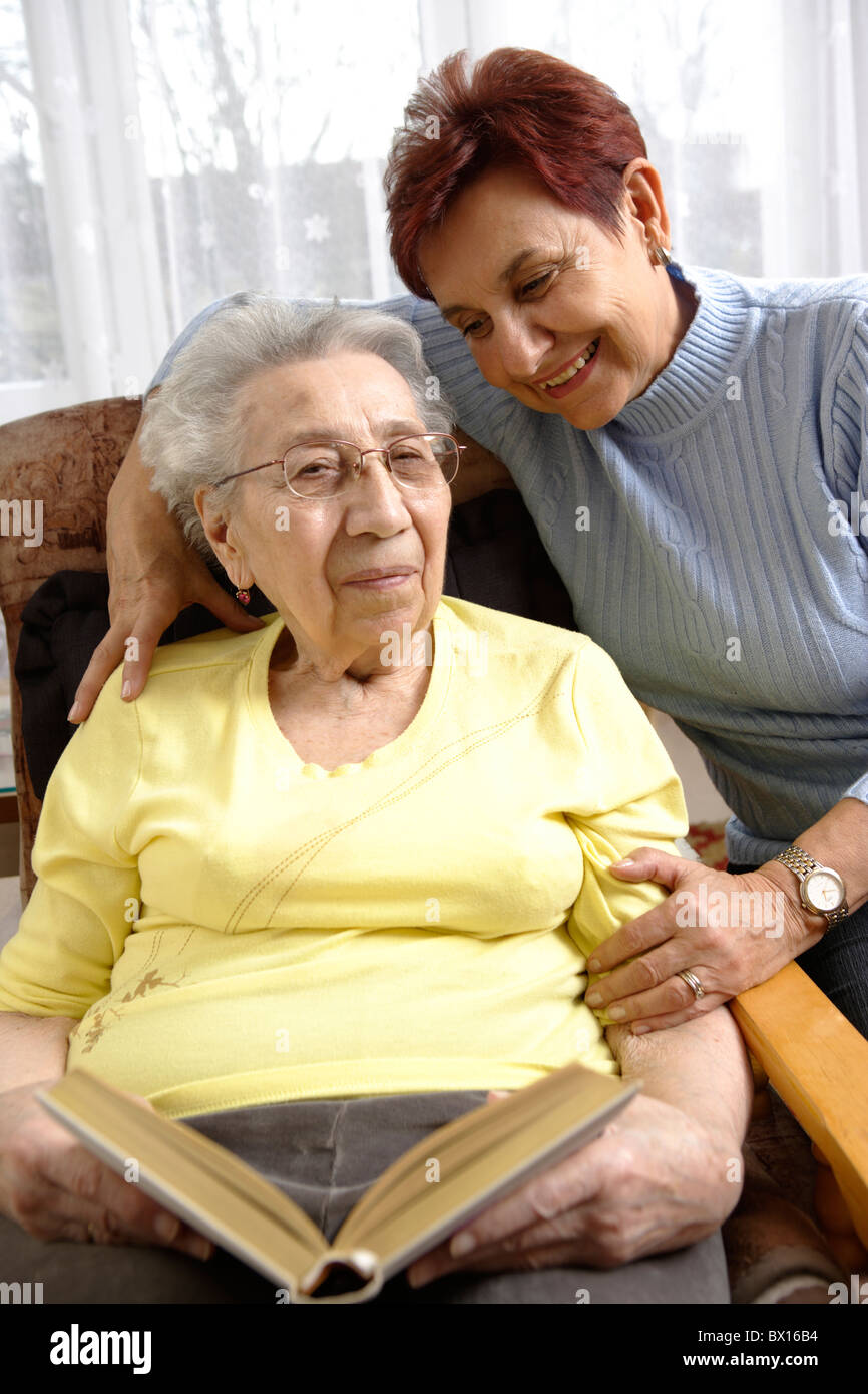 Aîné (89 ans) et sa fille (63) Banque D'Images