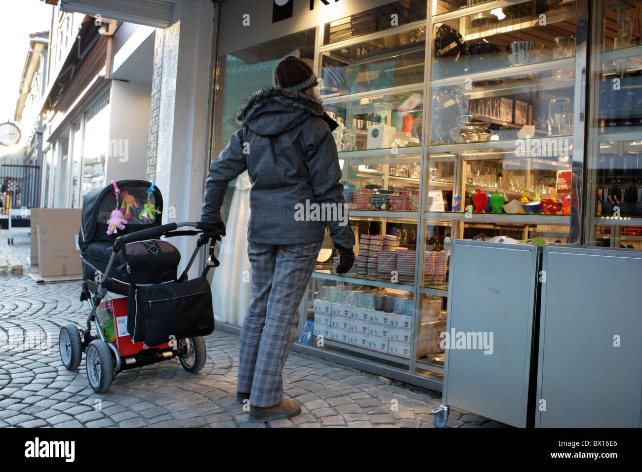 Femme avec poussette window shopping, Sandnes, Norvège Banque D'Images