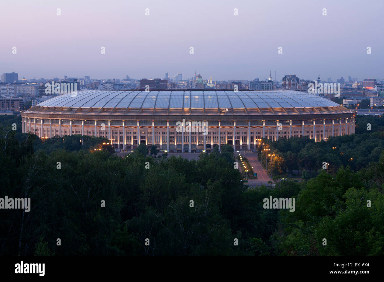 Stade Luzhniki (chef lieu de la 1980 Jeux Olympiques d'été) au crépuscule à Moscou, Russie Banque D'Images