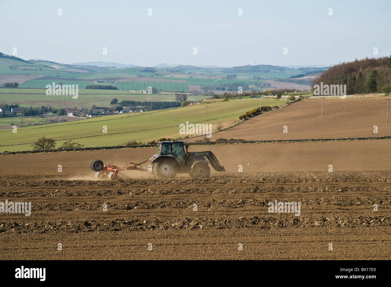 dh FARMING FIFE Scottish Tractor raking champ labouré ferme vallée ecosse labour machine terres agricoles Banque D'Images
