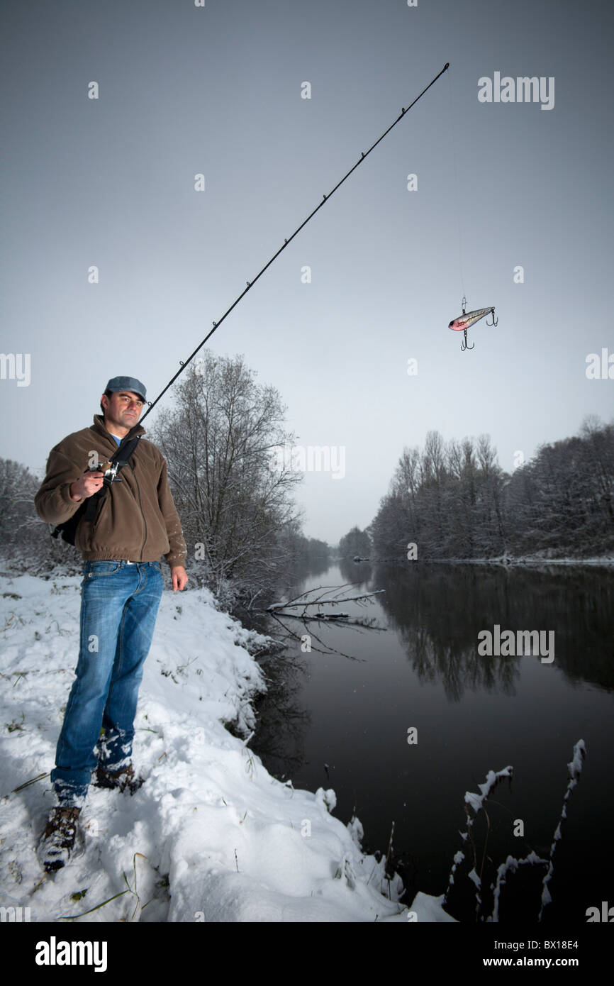 En hiver, un pêcheur sur la rive de la rivière Allier (France). Pêcheur à la ligne sur l' une des berges de l' Allier, en hiver. Banque D'Images